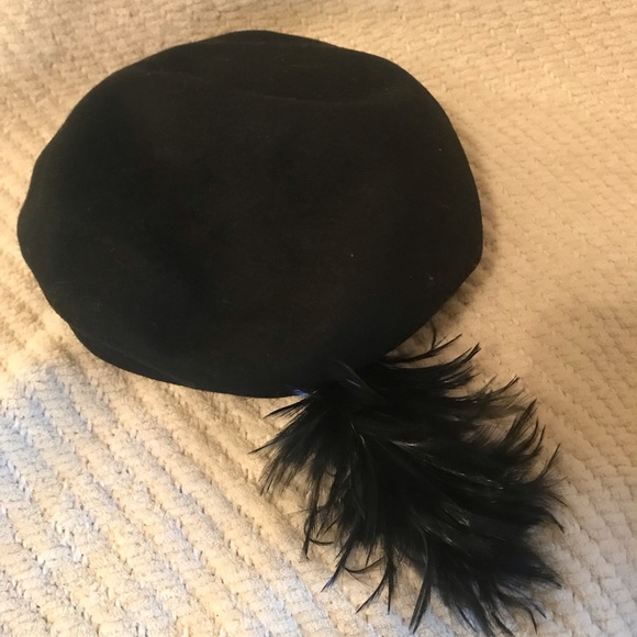 Three (3) Vintage hats and hatbox. - Picture 5 of 7